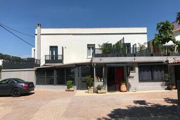 هتل Hôtel Eden Cassis   Parking Privé
