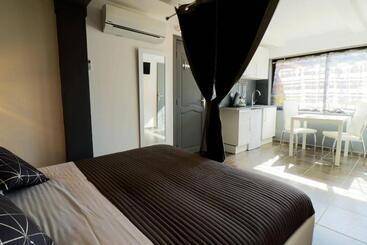 هتل Hôtel Eden Cassis   Parking Privé