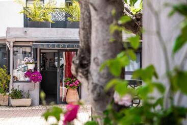 هتل Hôtel Eden Cassis   Parking Privé