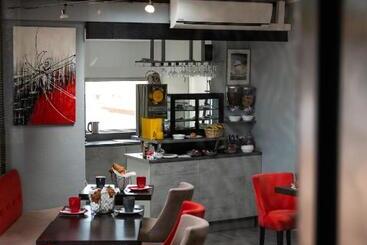هتل Hôtel Eden Cassis   Parking Privé