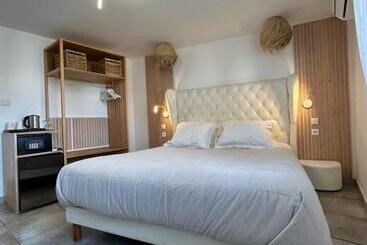 هتل Hôtel Eden Cassis   Parking Privé
