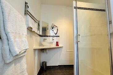 هتل Hôtel Eden Cassis   Parking Privé