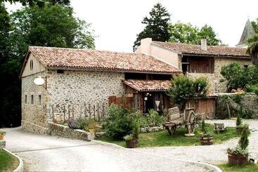 هتل Logis   Chateau De Beauregard
