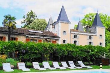 هتل Logis   Chateau De Beauregard