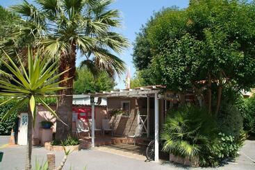 استراحتگاه Camping Les Cigales