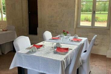 تختخواب و صبحانه Chateau Du Four De Vaux