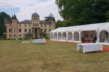 تختخواب و صبحانه Chateau Du Four De Vaux