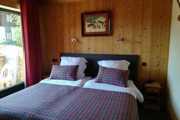 Отель Hôtel Chalet Les Ecureuils Restaurant, Sauna & Spa Garage