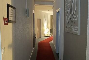هتل Contact Hôtel Les Platanes Villeneuve Sur Lot Centre