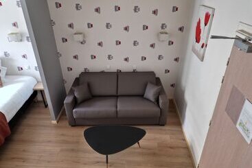 هتل Contact Hôtel Les Platanes Villeneuve Sur Lot Centre