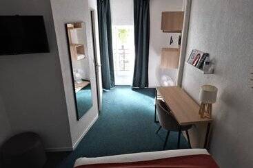 هتل Contact Hôtel Les Platanes Villeneuve Sur Lot Centre