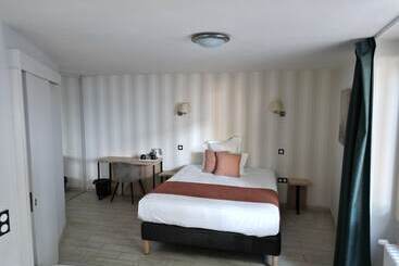 هتل Contact Hôtel Les Platanes Villeneuve Sur Lot Centre