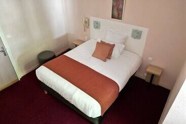 هتل Contact Hôtel Les Platanes Villeneuve Sur Lot Centre