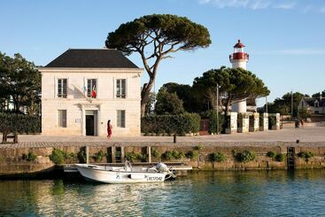 هتل Un Hôtel En Ville