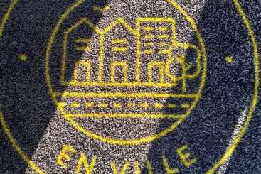 هتل Un Hôtel En Ville