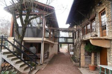 مُتل Logis Hôtel Restaurant La Vieille Ferme, Mâcon Nord