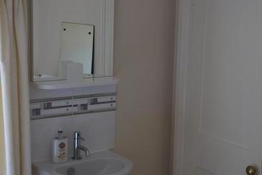 تختخواب و صبحانه Kingsleigh Guest House