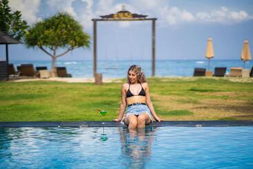 هتل D Nusa Beach Club And Resort