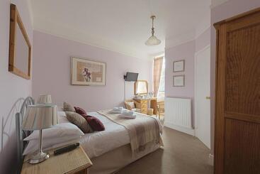 تختخواب و صبحانه Cliftons Guest House