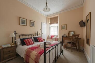 تختخواب و صبحانه Cliftons Guest House