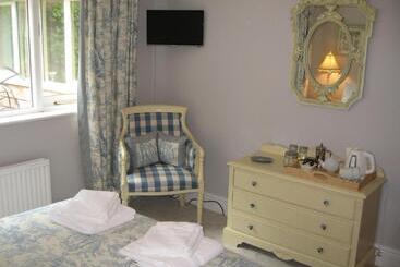 تختخواب و صبحانه Gardeners Cottage B And B