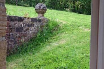 تختخواب و صبحانه Gardeners Cottage B And B
