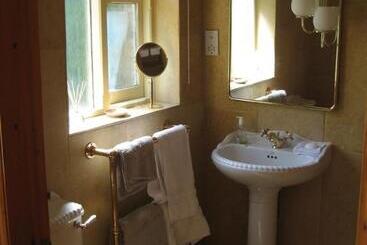 تختخواب و صبحانه Gardeners Cottage B And B