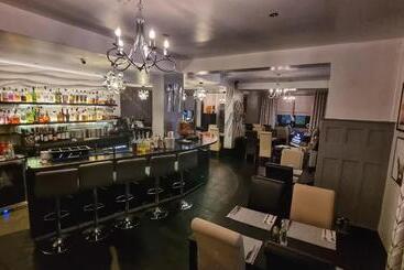 تختخواب و صبحانه Spire View At The Galleon Restaurant