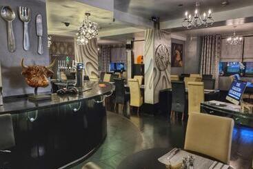 تختخواب و صبحانه Spire View At The Galleon Restaurant