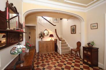 تختخواب و صبحانه The Old House
