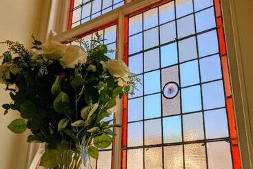 تختخواب و صبحانه The Rosedene