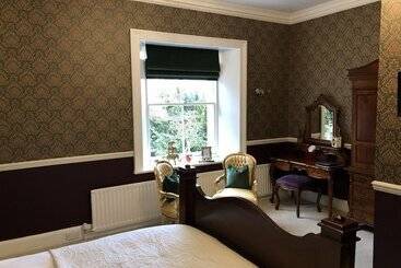تختخواب و صبحانه West Layton Manor