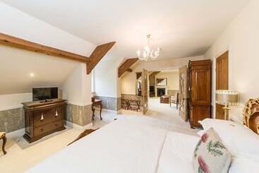تختخواب و صبحانه West Layton Manor