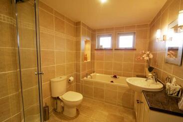Ayrs And Graces   Luxury Bed And Breakfast