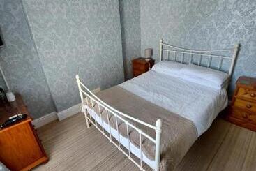 تختخواب و صبحانه Branstone Guest House