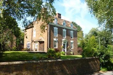 مبيت وإفطار Calcutts House