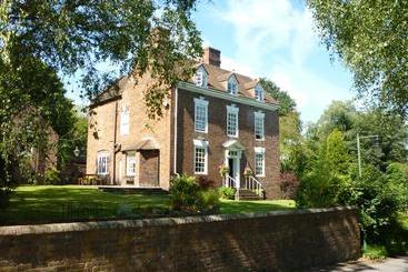 Bed & Breakfast Calcutts House