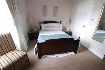 تختخواب و صبحانه Gramarcy House