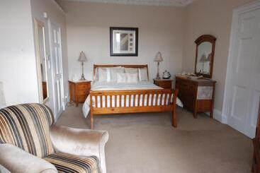 تختخواب و صبحانه Gramarcy House