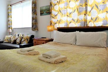 تختخواب و صبحانه High Noon Guest House