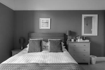 تختخواب و صبحانه Millbrook Guest House
