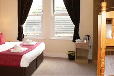 تختخواب و صبحانه The Home Arms Guesthouse