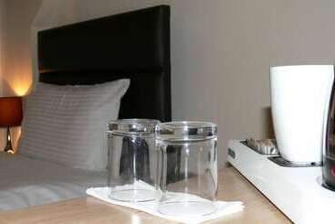 تختخواب و صبحانه The Home Arms Guesthouse