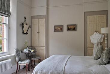 تختخواب و صبحانه The Old Rectory