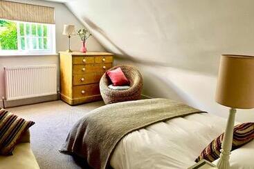 تختخواب و صبحانه The Old Rectory
