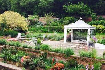 تختخواب و صبحانه The Old Rectory