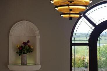 تختخواب و صبحانه Willowbank House
