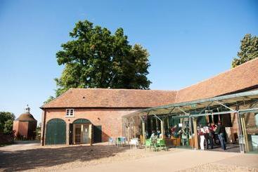 هتل Chicheley Hall