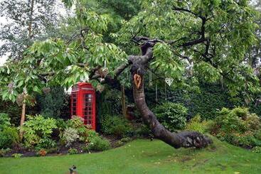 Отель Dimple Well Lodge
