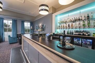 هتل The Waverley Castle